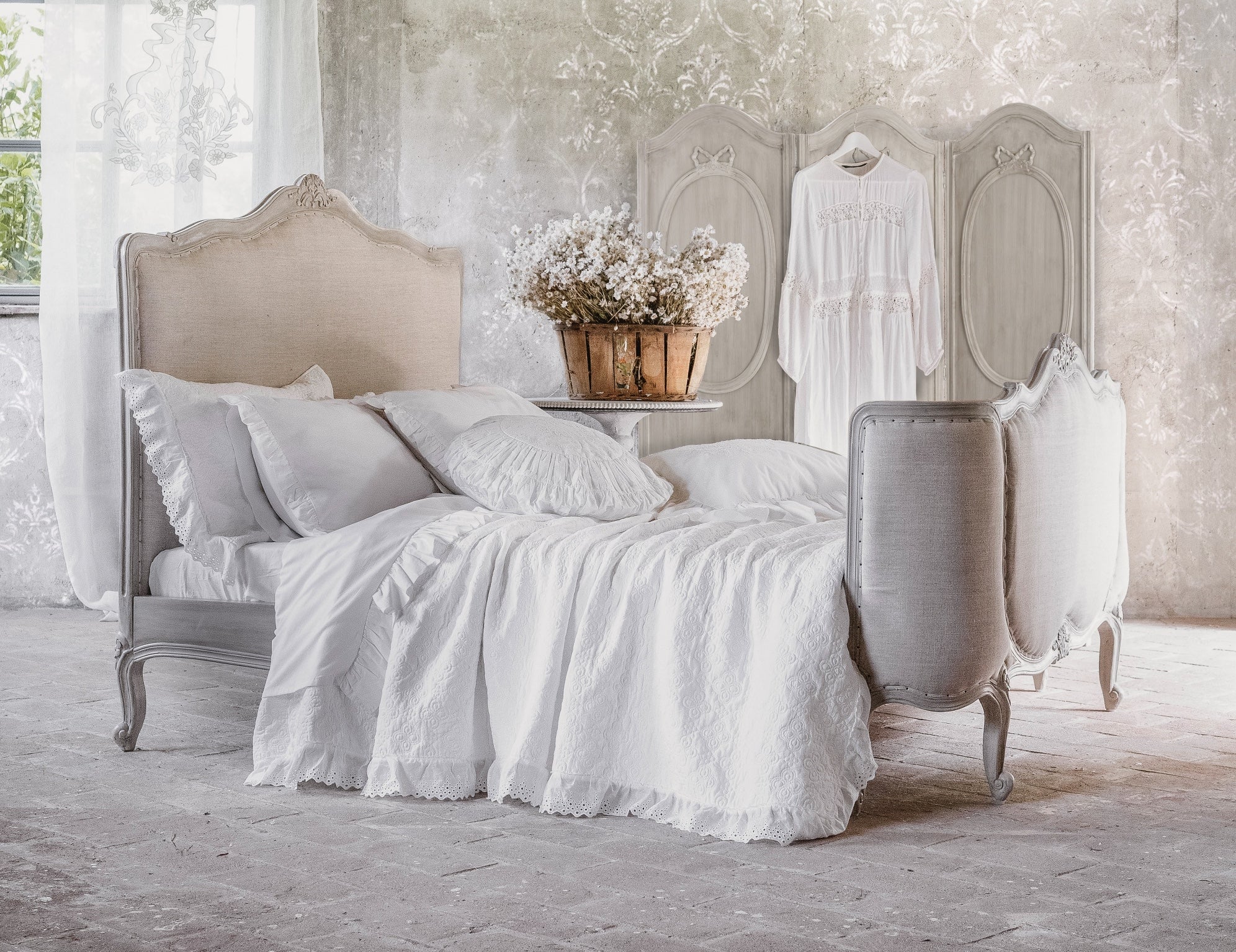 Letto Matrimoniale Imbottito Completo di Pediera Marcella Collection 200x167,5x134 cm.