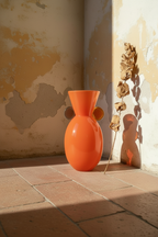Vaso Palais Royal in vetro soffiato arancio con dischetti grigio e ambra, ambientazione mediterranea