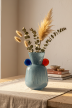 Vaso Palais Royal in vetro soffiato azzurro con dischetti blu e arancio, ambientazione lifestyle