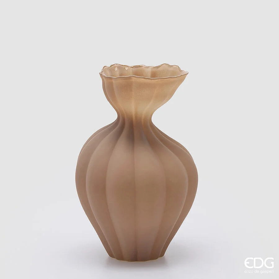 EDG Enzo De Gasperi Vaso Flow Sinuoso in Vetro Marrone Chiaro H 30,5 cm. D 19,5 cm.