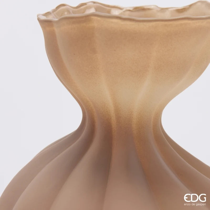 EDG Enzo De Gasperi Vaso Flow Sinuoso in Vetro Marrone Chiaro H 30,5 cm. D 19,5 cm.