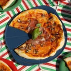 Cookut La Formidabile Teglia per Pizza Blu 33 cm. - vista dall'alto con pizza