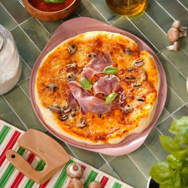 Cookut La Formidabile Teglia per Pizza Rosa 33 cm. - estrazione dal forno