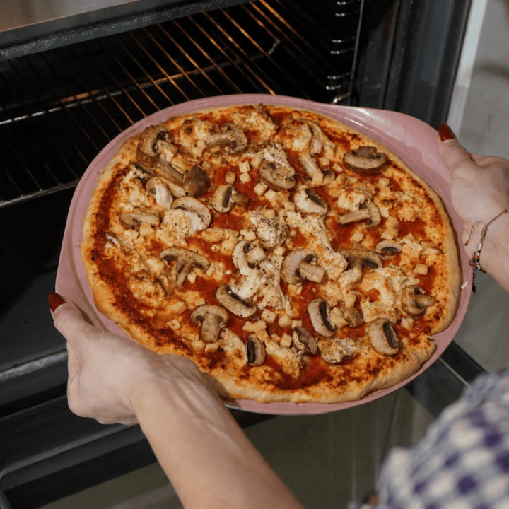 Cookut La Formidabile Teglia per Pizza Rosa 33 cm. - prodotto su sfondo bianco