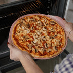 Cookut La Formidabile Teglia per Pizza Rosa 33 cm. - prodotto su sfondo bianco